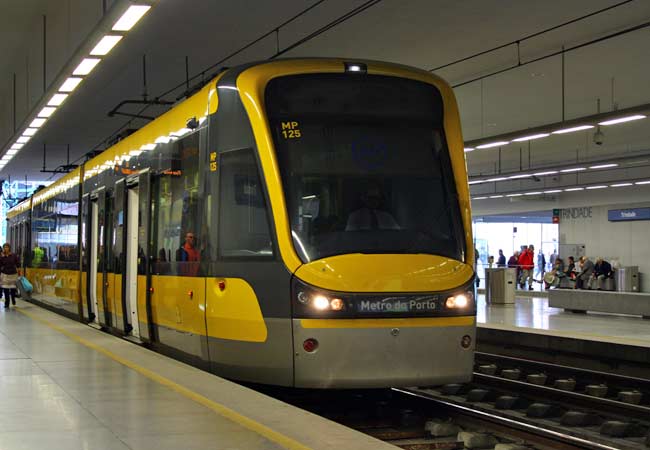 The metro pulling into Trindade station