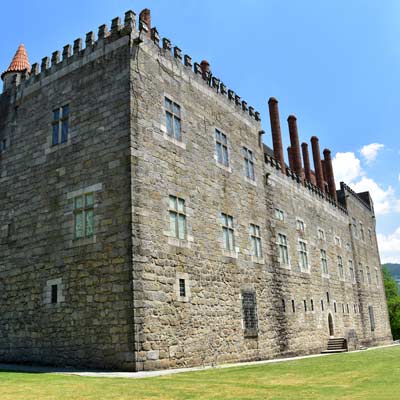 阴郁的布拉干萨公爵宫(Paço dos Duques de Bragança) 的历史可追溯到15世纪