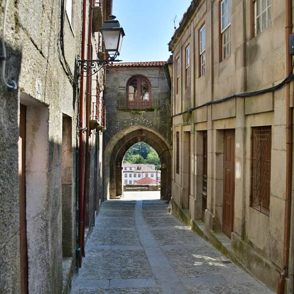 La calle histórica que rodea el castillo