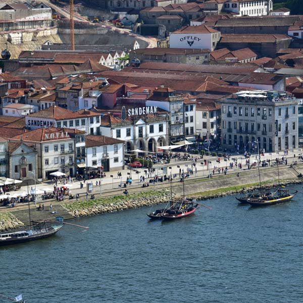 Nadbrzeże Vila Nova de Gaia i piwnice z Porto
