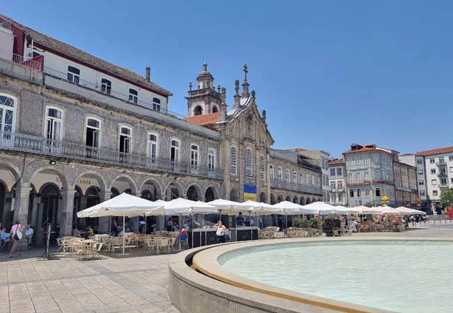 La vivace Praça da República a Braga