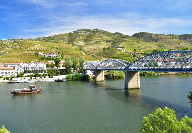 Most Ponte do Pinhão prowadzący do miasta