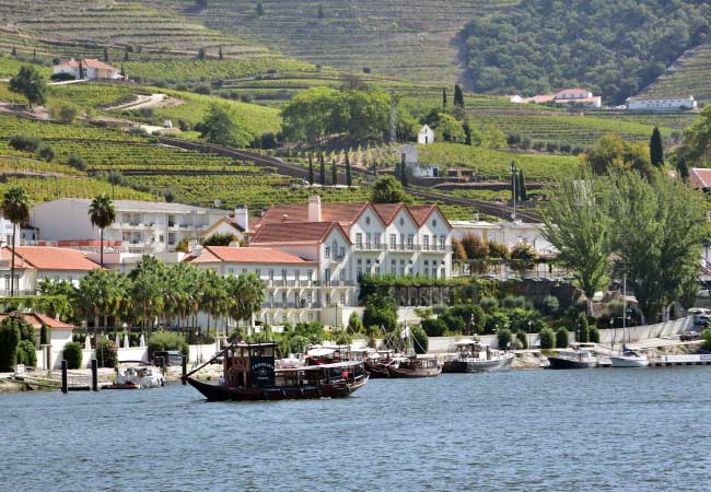 Die Uferpromenade von Pinhão