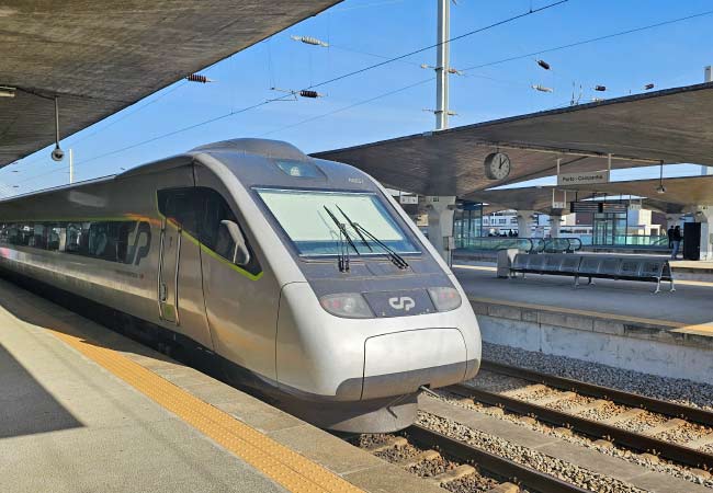 El tren Alfa Pendular de Porto a Coimbra 