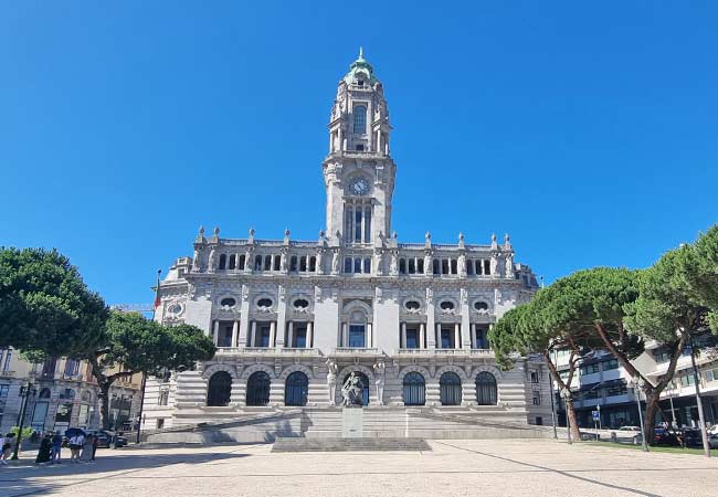 Величественное здание муниципалитета Порту на площади Свободы