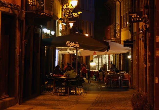 Vida noturna agitada de Porto