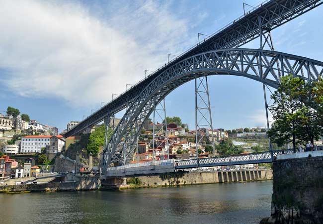 Le pont Luís I relie Porto