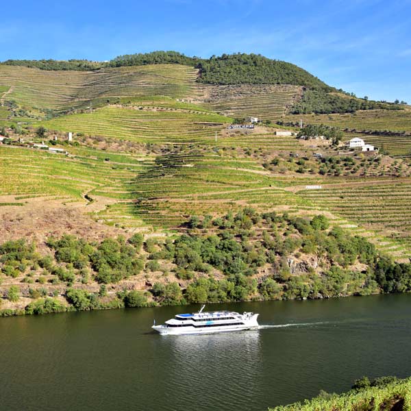Luxuriöse Kreuzfahrtschiffe fahren über den Duero.