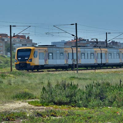Der Zug nach Aveiro passiert Espinho