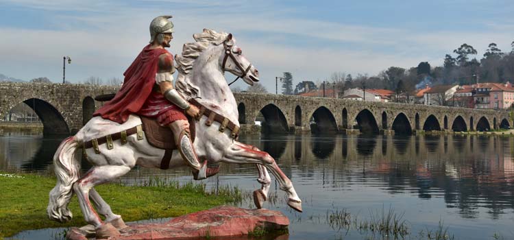 Le général Brutus encourage son armée à traverser le fleuve