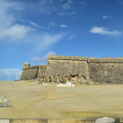 Forte de São João leży na skraju plaży Vila Do Conde